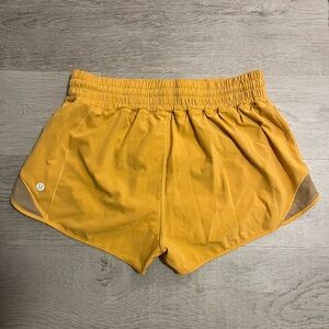 Lululemon hotty hot shorts 2.5in inseam size 8 in fools gold